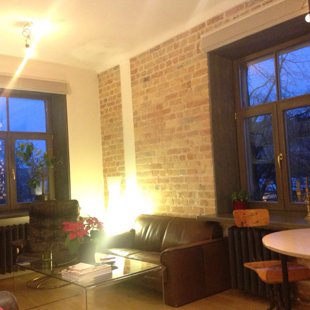 Koka logs ar koka dēļa aiļu apdari