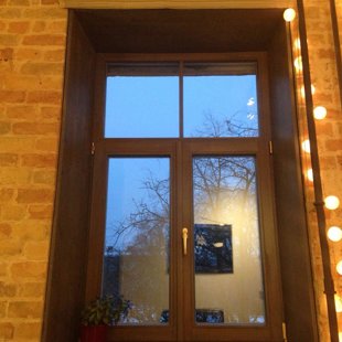 Koka logs ar koka dēļa aiļu apdari