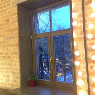 Koka logs ar koka dēļa aiļu apdari