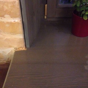 Koka logs ar koka dēļa aiļu apdari