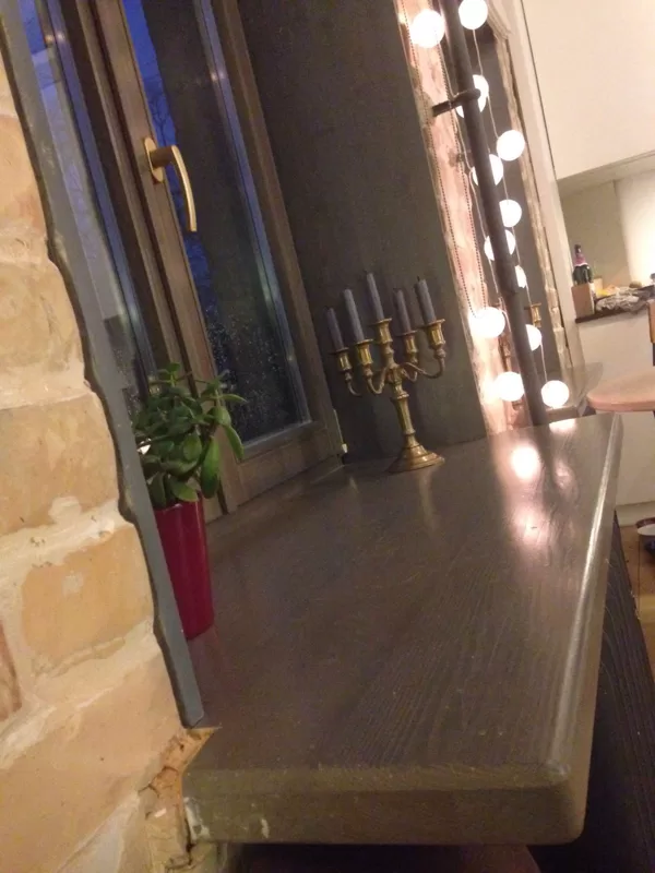 Koka logs ar koka dēļa aiļu apdari