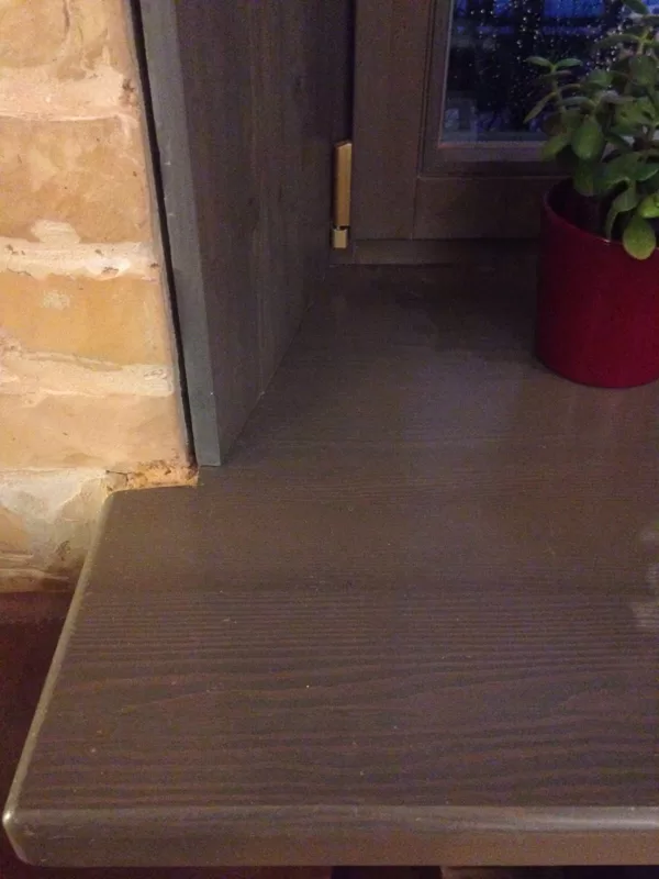 Koka logs ar koka dēļa aiļu apdari